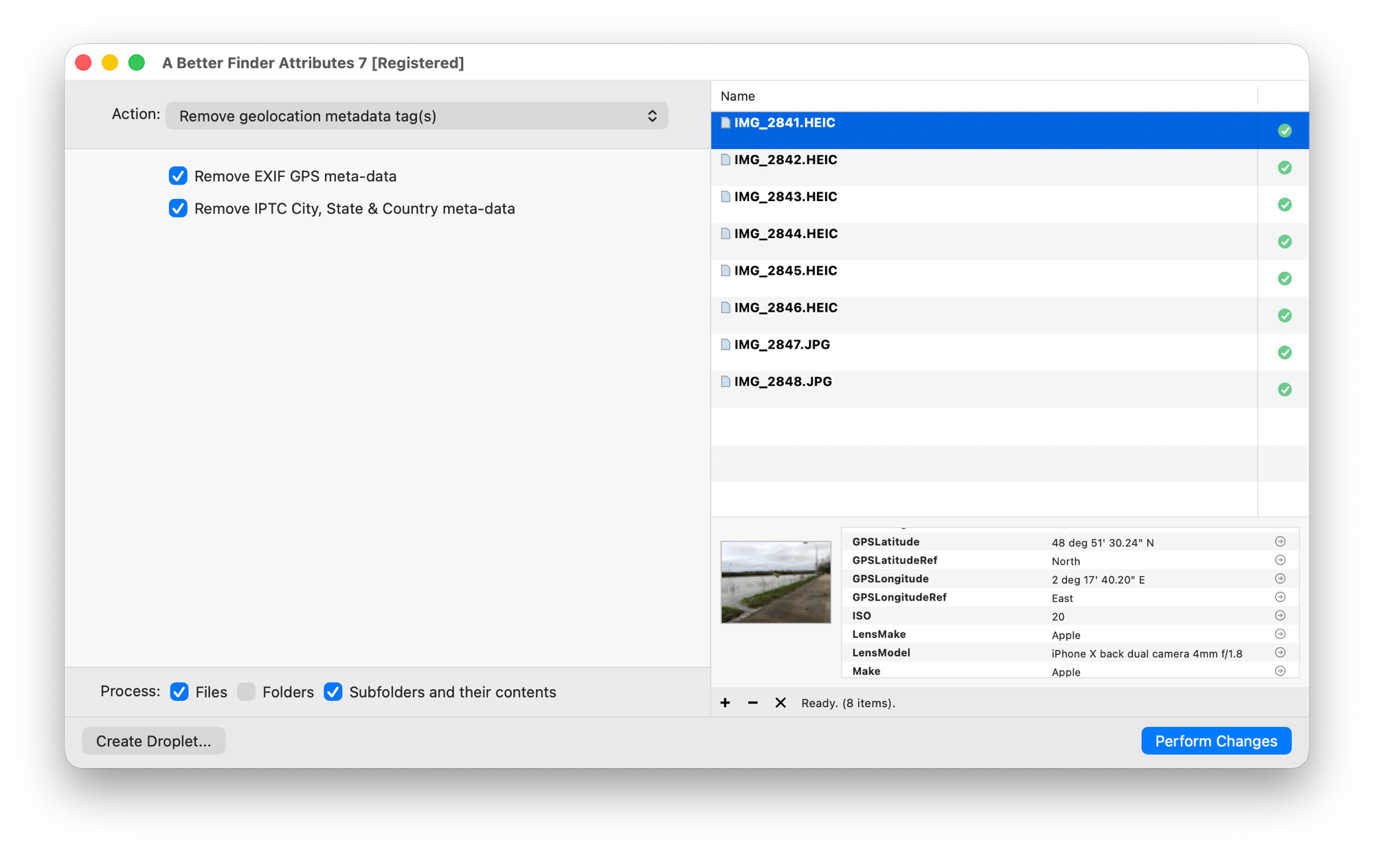 Die Aktion Remove geolocation metadata tag(s), auf Deutsch Alle GPS Metainformationen löschen, in A Better Finder Attributes über sechs iPhone-HEIC-Fotos und zwei JPGs, alle mit grünem Kompatibilitätshäkchen; beide Entfernen-Optionen sind angekreuzt, die Vorschau zeigt GPS-Breiten- und Längengrad sowie das iPhone-Objektiv des ausgewählten Fotos