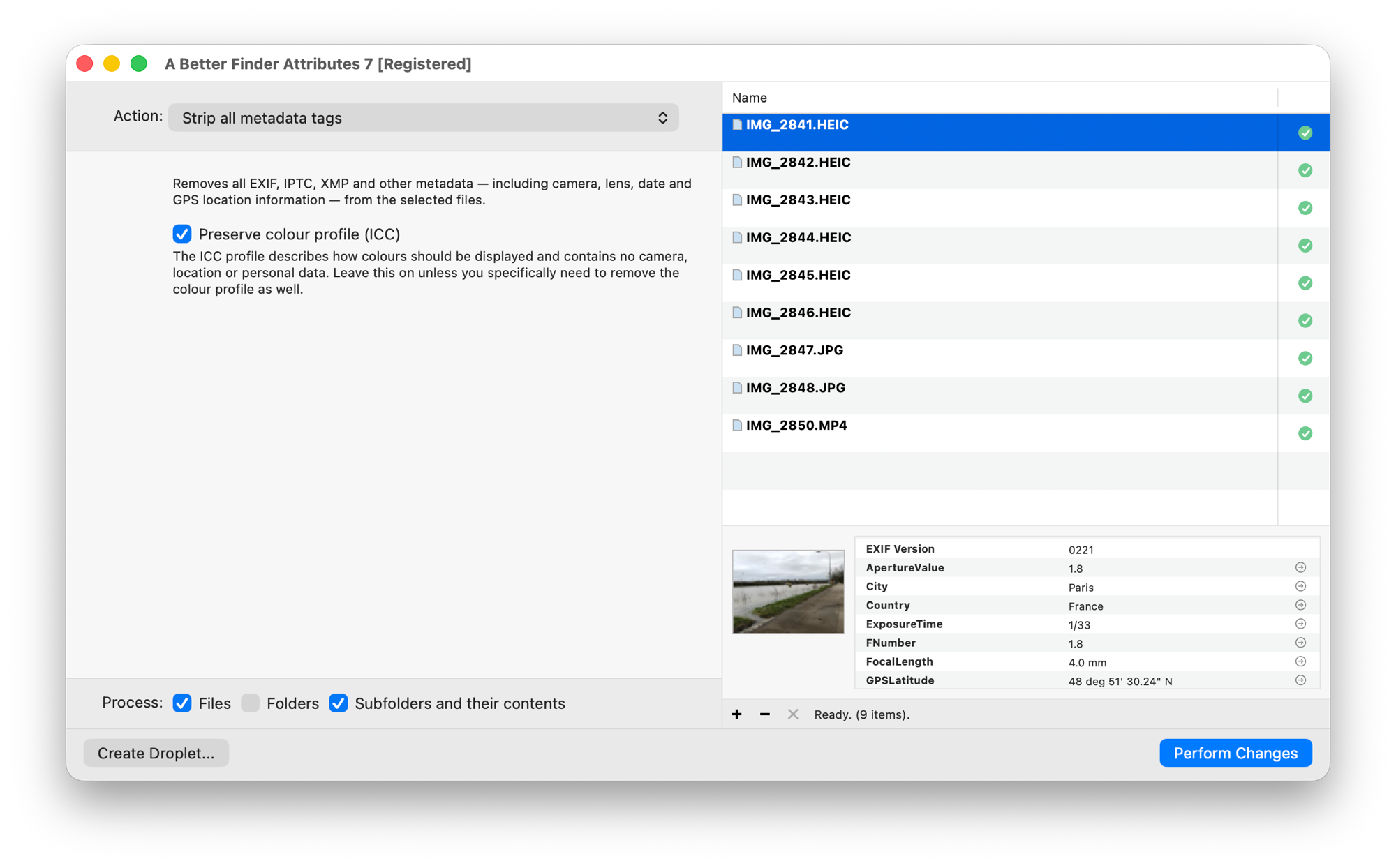 Die Aktion Strip all metadata tags, auf Deutsch Alle Metainformationen löschen, in A Better Finder Attributes über einen gemischten Stapel aus HEIC-Fotos, JPGs und einem MP4-Video, alle als kompatibel markiert; das Feld Preserve colour profile (ICC) ist angekreuzt, die Vorschau zeigt Stadt, Land und GPS-Felder des ausgewählten Fotos
